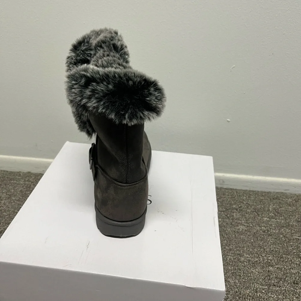 New In Box Boots Size 8.5 Wide